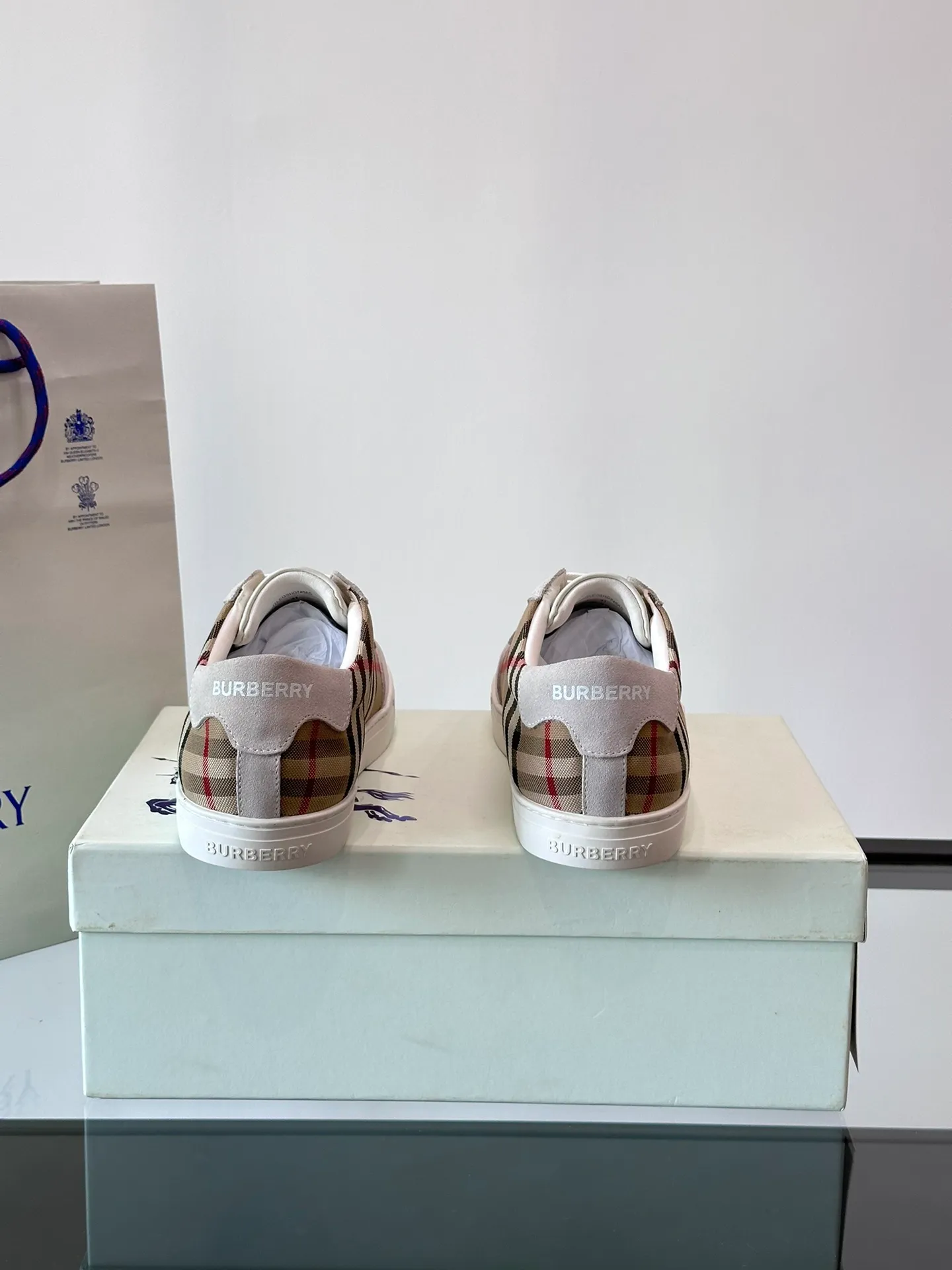 P380▫️B’s men’s classic low-top sneakers are reinterpreted in Vintage plaid cotton and cowhide materials, and decorated with a new brand logo. First-layer sheepskin lining, heel decorated with Burberry letter embossed logo, original outsole Size: 38-44 (45 customized) No. 068